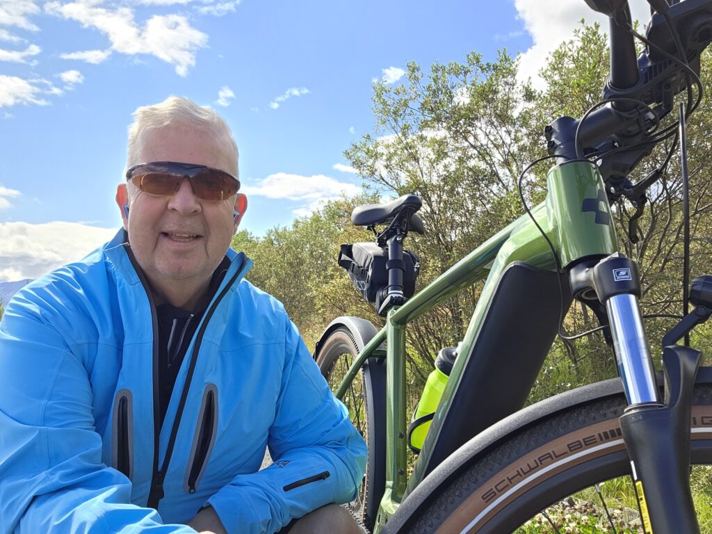 Björn að hjóla fyrir hjartað með Bjarti.